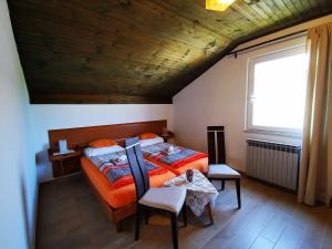 um quarto com uma cama laranja e uma janela em Apartments Zuppy em Crikvenica