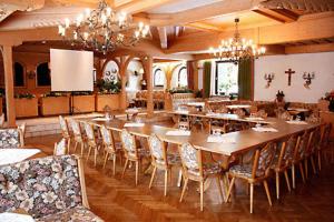 ein großes Esszimmer mit einem großen Tisch und Stühlen in der Unterkunft Hotel Rhönhof in Oberleichtersbach