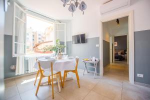 Μια τηλεόραση ή/και κέντρο ψυχαγωγίας στο Beach apartment in the center
