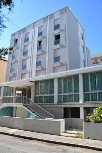 un gran edificio con una escalera delante en Hotel Playa, en Bibione