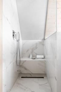 畢奧卡塔柴斯卡的住宿－Mleko Domki apartamenty，一间铺有白色大理石的淋浴浴室