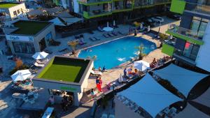 einen Blick über einen Pool in einer Stadt in der Unterkunft PROMENADA Apartments Beach Resort Mamaia Nord in Mamaia Nord – Năvodari