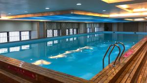 Bazén v ubytování Tianhong Jinling Grand Hotel nebo v jeho okolí