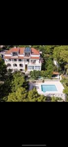 una vista aérea de un gran edificio con piscina en Villa Ima en Brela