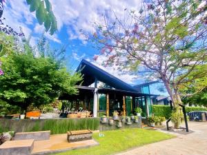 a building with a bench in front of it at Family House Zen Boutique Resort in Pai