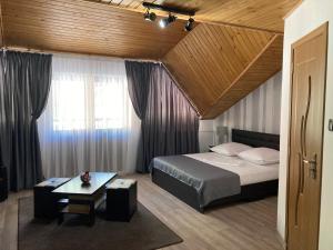 Un pat sau paturi într-o cameră la Casa Adriana