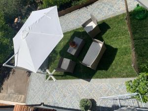 an overhead view of a white umbrella in a yard at B&B Blanda in Maratea