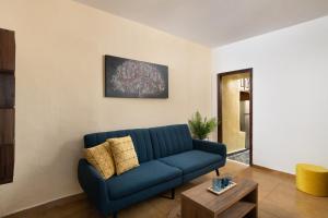 sala de estar con sofá azul y mesa en Sea La Vie Villa Symi, en Symi