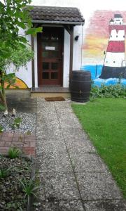 una casa con una puerta con una pintura en la pared en Wikingerstadt 1, en Schleswig