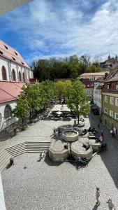 una vista aérea de un patio con personas sentadas en bancos en 3 Zimmer Ferienwohnung Hellmairs en Landsberg am Lech