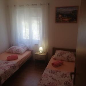 Giường trong phòng chung tại Holiday Home VINKO in rural area of Pirovac for 5 persons