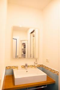 Ванная комната в Levante - lovely flat with terrace & sea view
