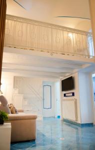 Телевизор и/или развлекательный центр в Levante - lovely flat with terrace & sea view
