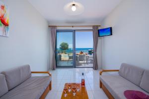 TV a/nebo společenská místnost v ubytování Giannarakis Beach