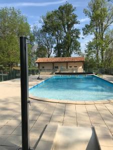 ein großer Swimmingpool mit einem Haus im Hintergrund in der Unterkunft Domaine De Miraval in Belleserre