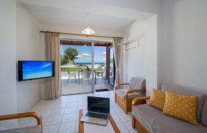 TV a/nebo společenská místnost v ubytování Giannarakis Beach