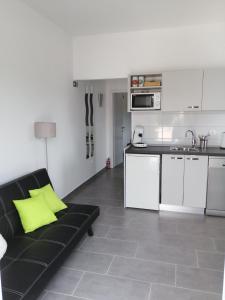 Кухня или мини-кухня в Apartment "MANNA
