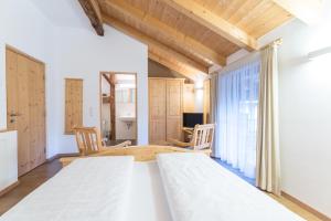 Llit o llits en una habitació de Strasserhof tenuta-Weingut