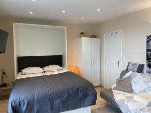 - une chambre avec un grand lit et un canapé dans l'établissement STUDIO VUE SUR MEUSE, à Namur