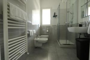 Appartamento ad Alba Adriatica في ألبا أدرياتيكا: حمام مع حوض ومرحاض ودش