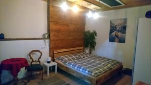 ein Schlafzimmer mit einem Bett, einem Tisch und einem Stuhl in der Unterkunft kajakshop-wildalpen in Wildalpen