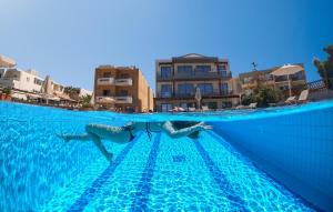 Bazén v ubytování Giannarakis Beach nebo v jeho okolí