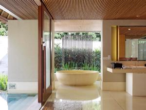 Bazén v ubytování The Bale Nusa Dua by LifestyleRetreats nebo v jeho okolí