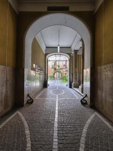pusty korytarz z łukiem w budynku w obiekcie Polinari Rooms San Pietro Roma w Rzymie