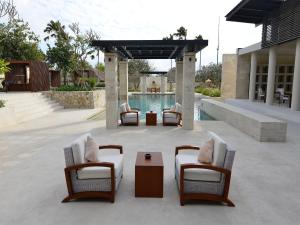 Bazén v ubytování The Bale Nusa Dua by LifestyleRetreats nebo v jeho okolí