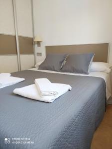 łóżko z dwoma ręcznikami na górze w obiekcie Apartamento playa con vistas al mar w mieście Torre del Mar