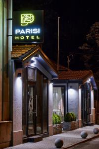 hotel z znakiem na boku budynku w obiekcie Хотел Паризи w mieście Kazanłyk