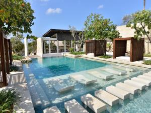 Bazén v ubytování The Bale Nusa Dua by LifestyleRetreats nebo v jeho okolí