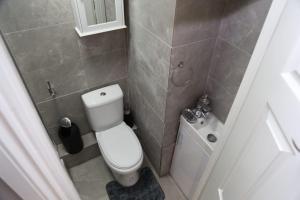 חדר רחצה ב-Budget Ensuite Room Woolwich