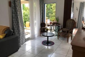 uma sala de estar com mesa e cadeiras em Location maison 2 chambres em Carnac