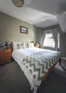 Un dormitorio con una cama grande y una ventana en Lingmoor, en Windermere