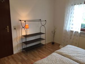 1 dormitorio con lámpara junto a la cama en Fewo Moselblick, en Traben-Trarbach