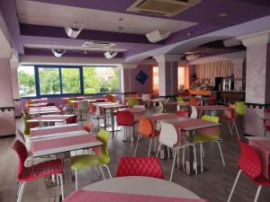 Reštaurácia alebo iné gastronomické zariadenie v ubytovaní Hotel Senior