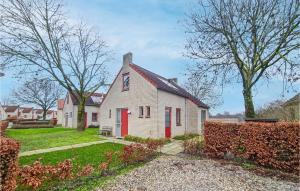 een wit huis met een rode deur in een tuin bij Nice Home In Ewijk With 3 Bedrooms And Wifi in Ewijk