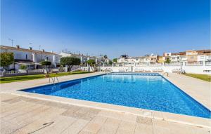 duży basen w ogrodzie z budynkami w obiekcie Stunning Home In Torrevieja With Wifi w mieście Torrevieja
