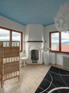 sala de estar con chimenea y techo azul en Villa Rosa, en Giustenice