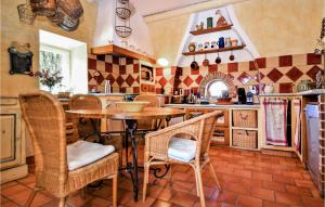cocina con mesa de madera y sillas en Gorgeous Home In Mejannes-les-ales With Kitchen, en Méjannes-lès-Alès