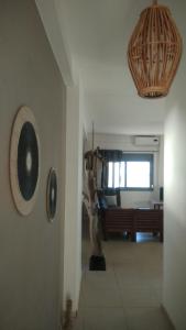 uma sala com uma estátua no meio de uma sala em Chrisambelos Apartments em Istro