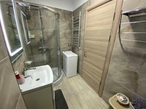 Ванна кімната в MUR Apartament Alezzi Beach Resort