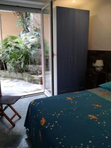 Schlafzimmer mit einem Bett und einer Glasschiebetür in der Unterkunft Bilocale alle 5 Terre Monterosso 200m from the beach in Monterosso al Mare