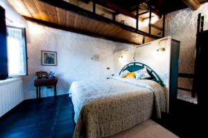 A bed or beds in a room at Casa Graziella al Borgo