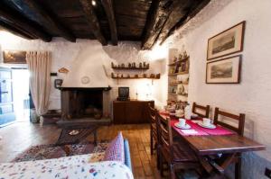 A seating area at Casa Graziella al Borgo
