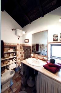 A bathroom at Casa Graziella al Borgo Még 27 kép