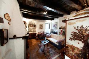 A seating area at Casa Graziella al Borgo