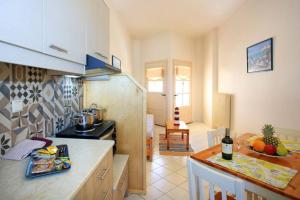 Η κουζίνα ή μικρή κουζίνα στο Flokos. Lazy days, balmy nights on the seafront