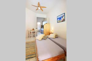 Ένα ή περισσότερα κρεβάτια σε δωμάτιο στο Flokos. Lazy days, balmy nights on the seafront